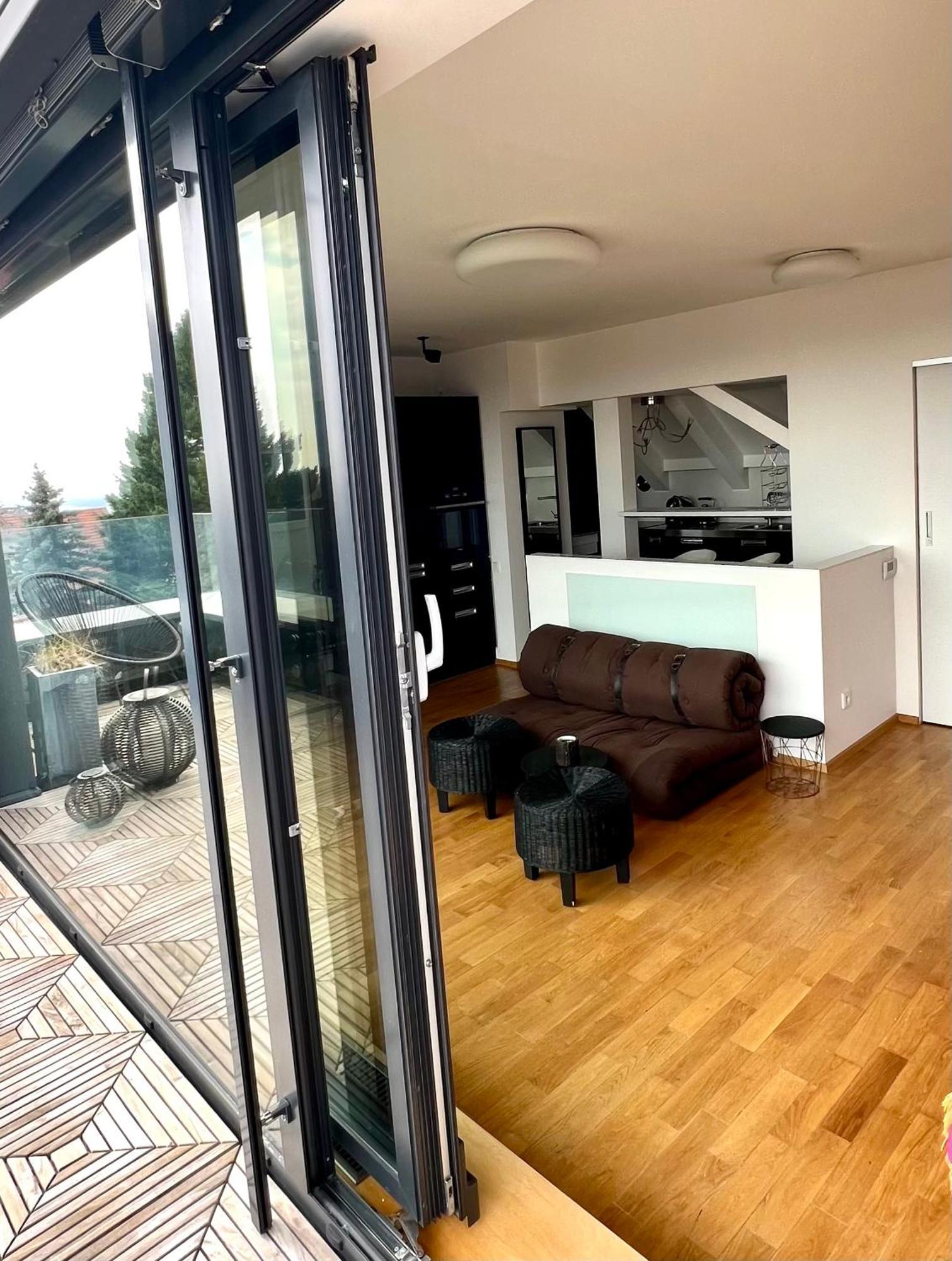 Apartman Se Saunou A Terasou S Vyhledem Na Бърно Екстериор снимка